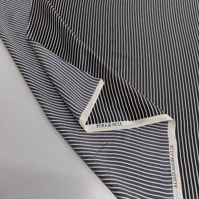 Raso di pura seta a righe bianche e nere 2