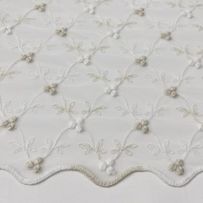 Tessuto per tende in tulle con ricami floreali bicolore 9