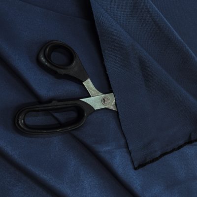 Tessuto per tende ignifugo oscurante blu intenso 1