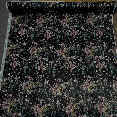 Raso di seta alta moda fantasia floreale su sfondo nero 5