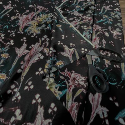 Raso di seta alta moda fantasia floreale su sfondo nero 3