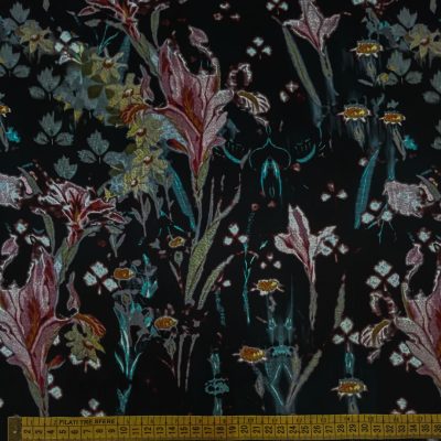 Raso di seta alta moda fantasia floreale su sfondo nero 1