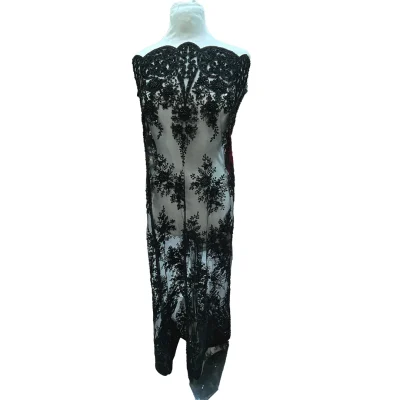 Pizzo in tulle con preziosi ricami e applicazioni in doppio orlo 2