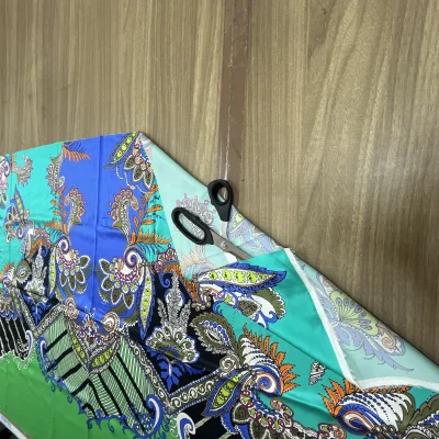 Scampolo di tessuto in raso di seta fantasia esotica 11