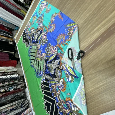 Scampolo di tessuto in raso di seta fantasia esotica 8