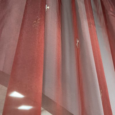 Tessuto per tenda in organza rosso rubino con gigli in lam&egrave; 8
