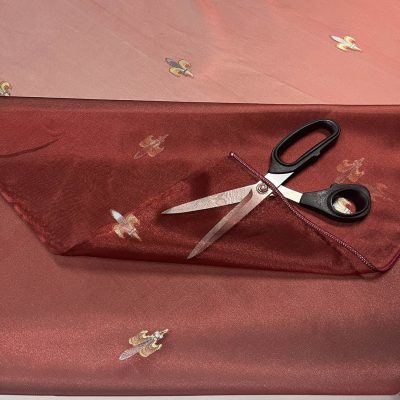 Tessuto per tenda in organza rosso rubino con gigli in lam&egrave; 2