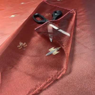 Tessuto per tenda in organza rosso rubino con gigli in lam&egrave; 1