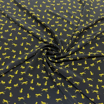 Cr&egrave;pe di pura seta fantasia ghepardi su sfondo nero 6