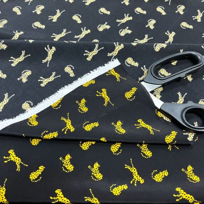 Cr&egrave;pe di pura seta fantasia ghepardi su sfondo nero 3