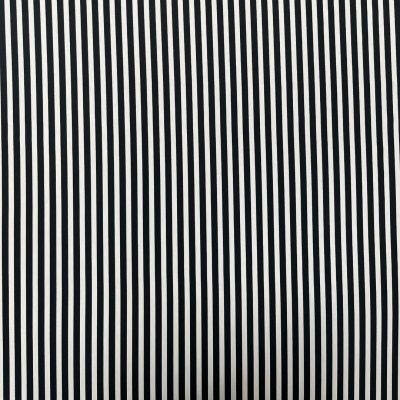 Tessuto in crèpe a righe verticali bianche e nere 2