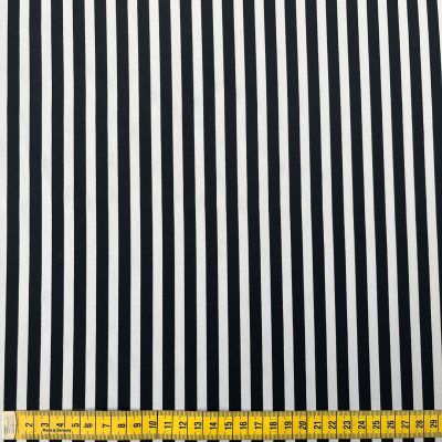 Tessuto in crèpe a righe verticali bianche e nere 1