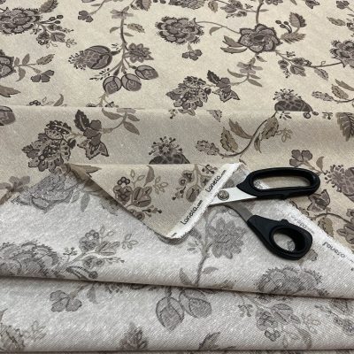 Tessuto multiuso fantasia naturale con fiori tortora marroncino su sfondo ecr&ugrave; 2