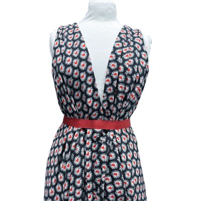 Maglina di puro cotone a fantasia floreale su sfondo nero 1