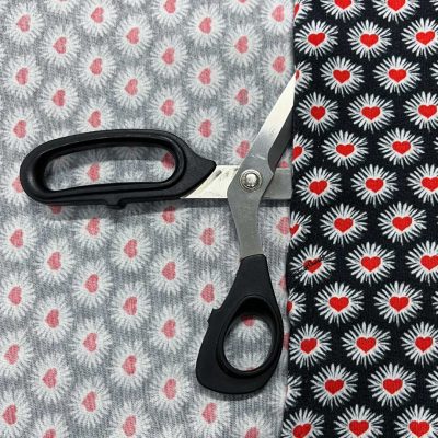 Maglina di puro cotone a fantasia floreale su sfondo nero 3