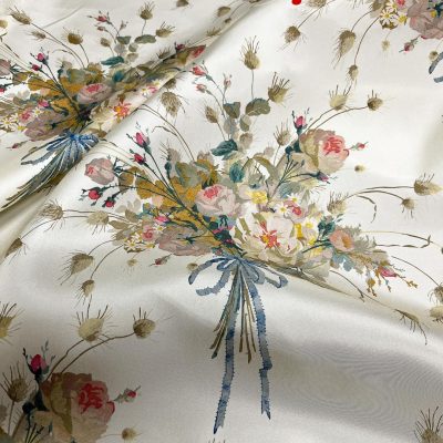Raso di pura seta alta moda con bouquet floreali sfondo avorio 6
