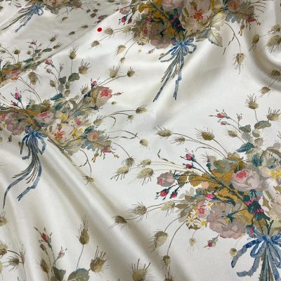 Raso di pura seta alta moda con bouquet floreali sfondo avorio 5