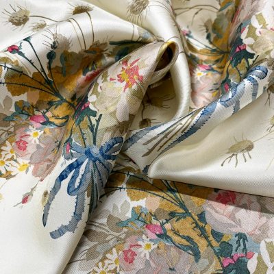 Raso di pura seta alta moda con bouquet floreali sfondo avorio 4