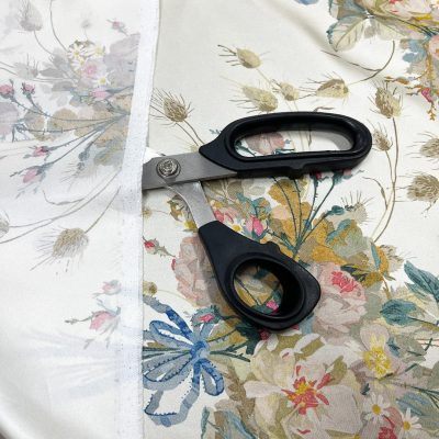 Raso di pura seta alta moda con bouquet floreali sfondo avorio 3