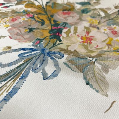 Raso di pura seta alta moda con bouquet floreali sfondo avorio 2