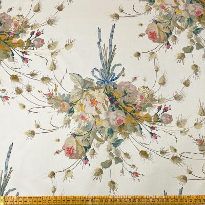 Raso di pura seta alta moda con bouquet floreali sfondo avorio 1