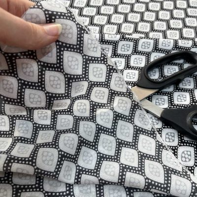 Raso di seta made in italy fantasia geometrica bianca nera 1