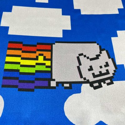 Scampolo di raso di seta fantasia arcobaleno videogiochi e meme 5