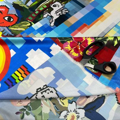 Scampolo di raso di seta fantasia arcobaleno videogiochi e meme 3