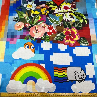 Scampolo di raso di seta fantasia arcobaleno videogiochi e meme 1