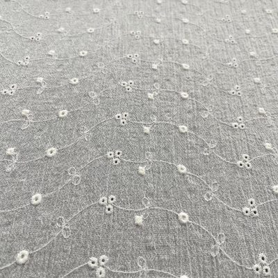 Tessuto da abbigliamento sangallo goffrato bianco naturale 6