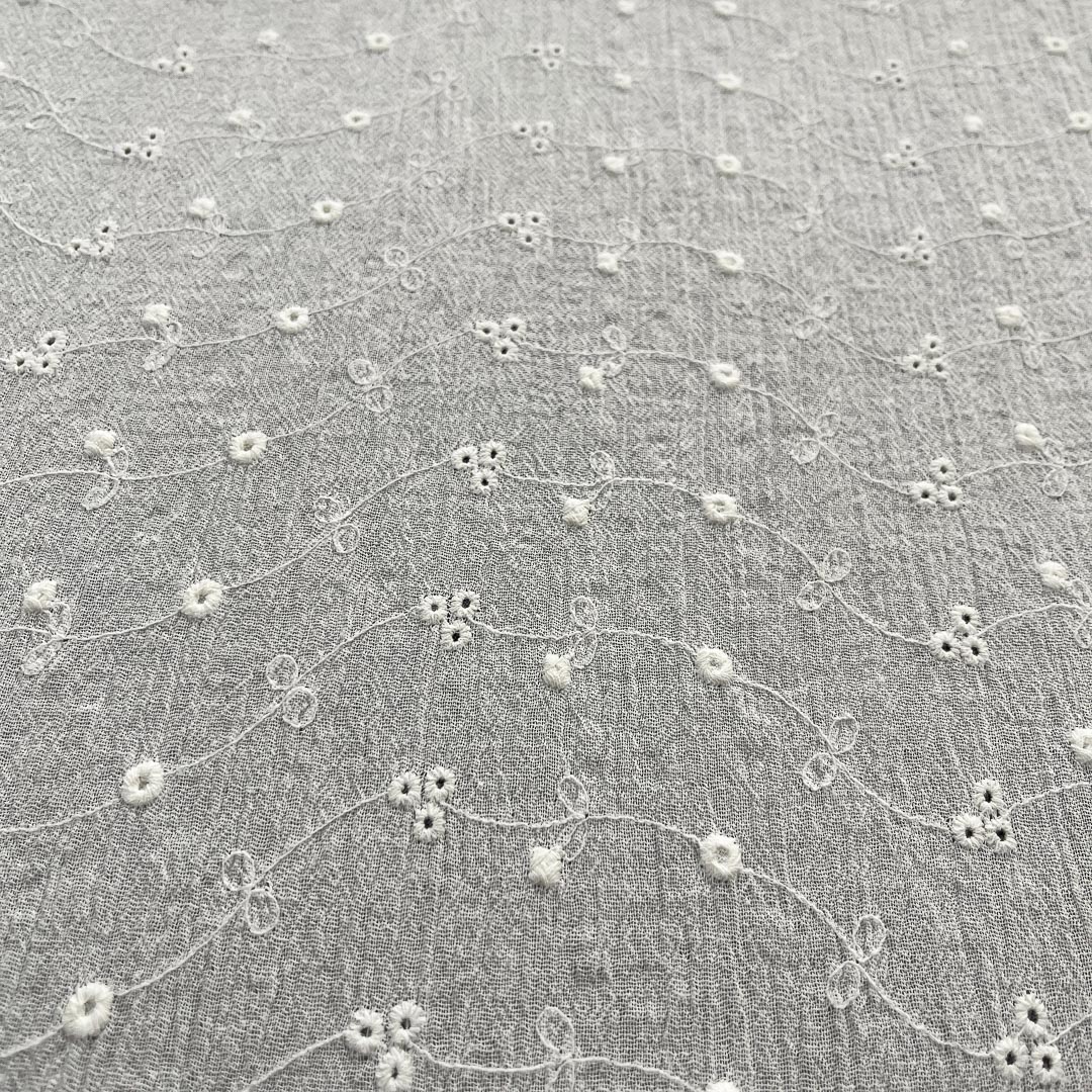 Tessuto da abbigliamento sangallo goffrato bianco naturale 6