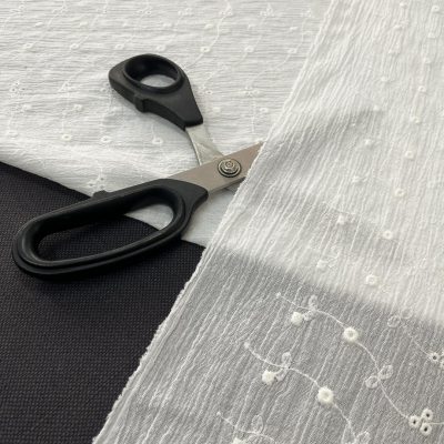 Tessuto da abbigliamento sangallo goffrato bianco naturale 5