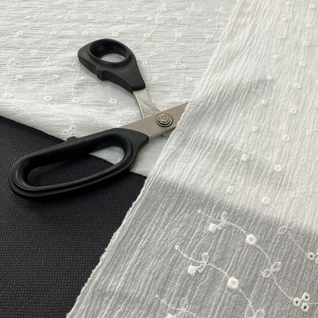 Tessuto da abbigliamento sangallo goffrato bianco naturale 5