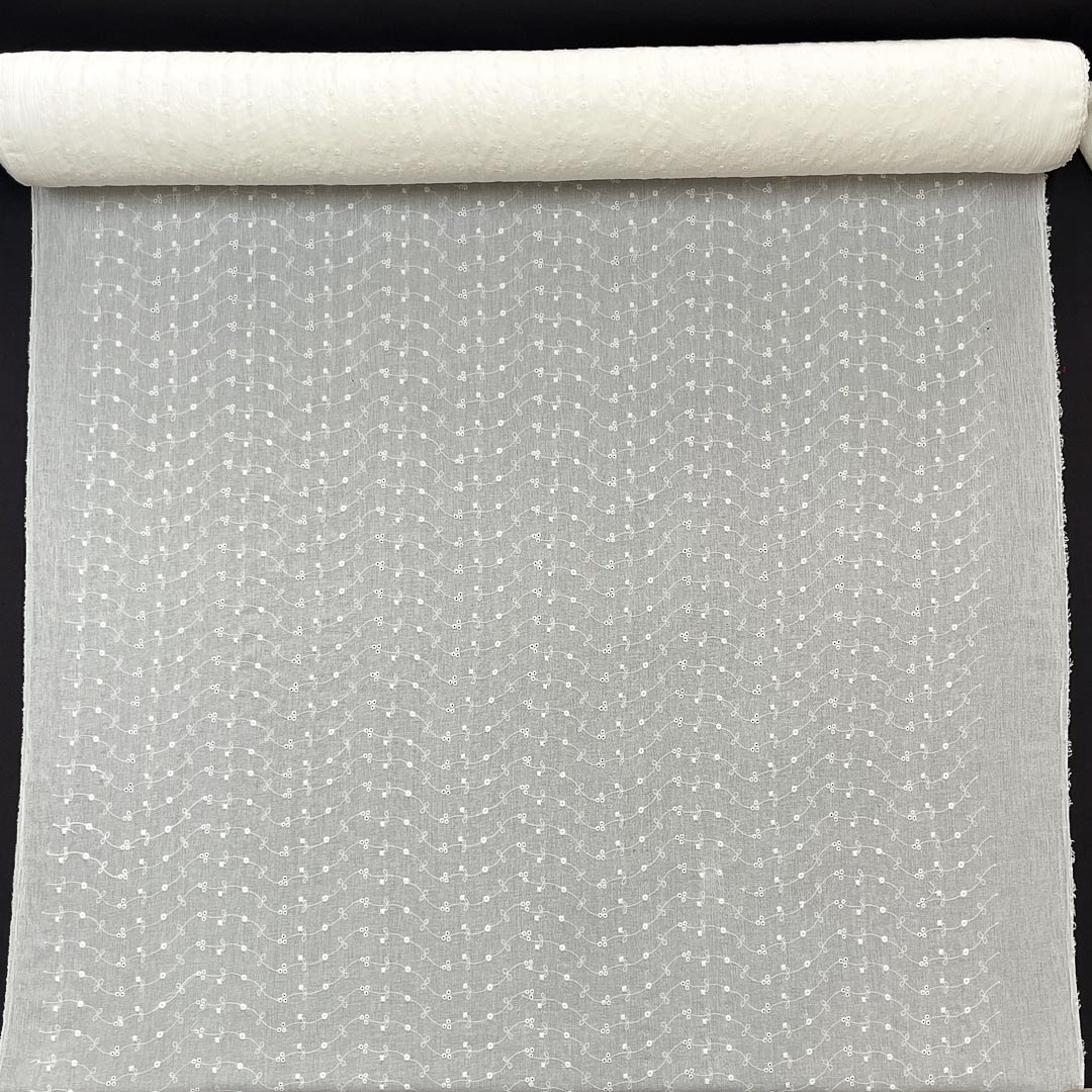 Tessuto da abbigliamento sangallo goffrato bianco naturale 4