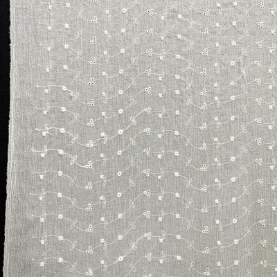 Tessuto da abbigliamento sangallo goffrato bianco naturale 3