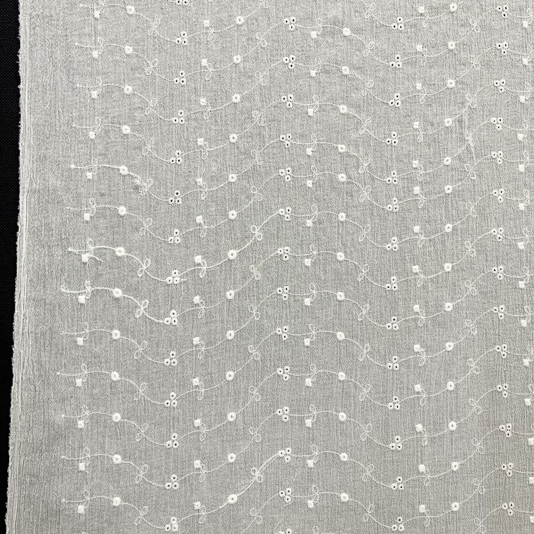 Tessuto da abbigliamento sangallo goffrato bianco naturale 3