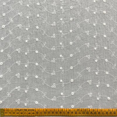 Tessuto da abbigliamento sangallo goffrato bianco naturale 2