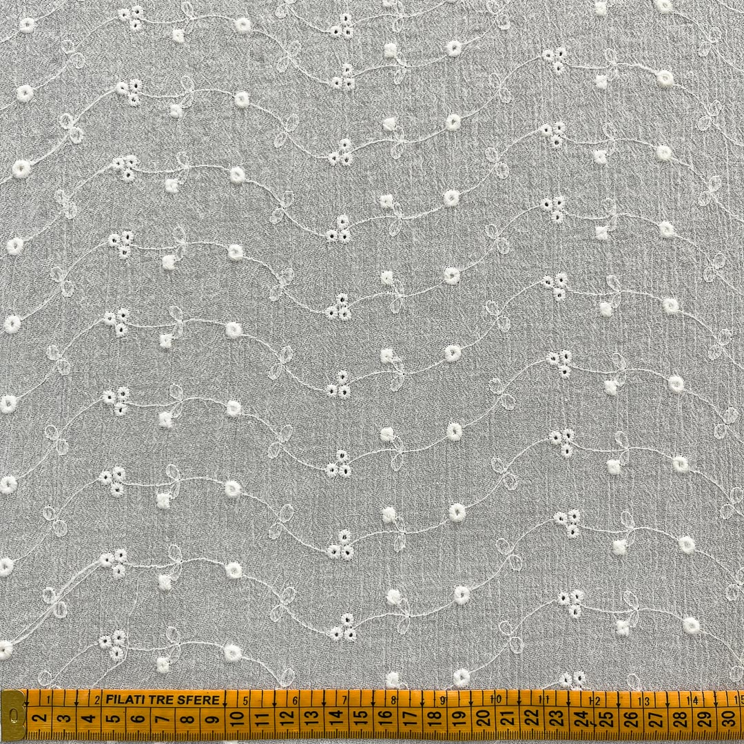 Tessuto da abbigliamento sangallo goffrato bianco naturale 2
