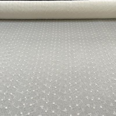 Tessuto da abbigliamento sangallo goffrato bianco naturale 1