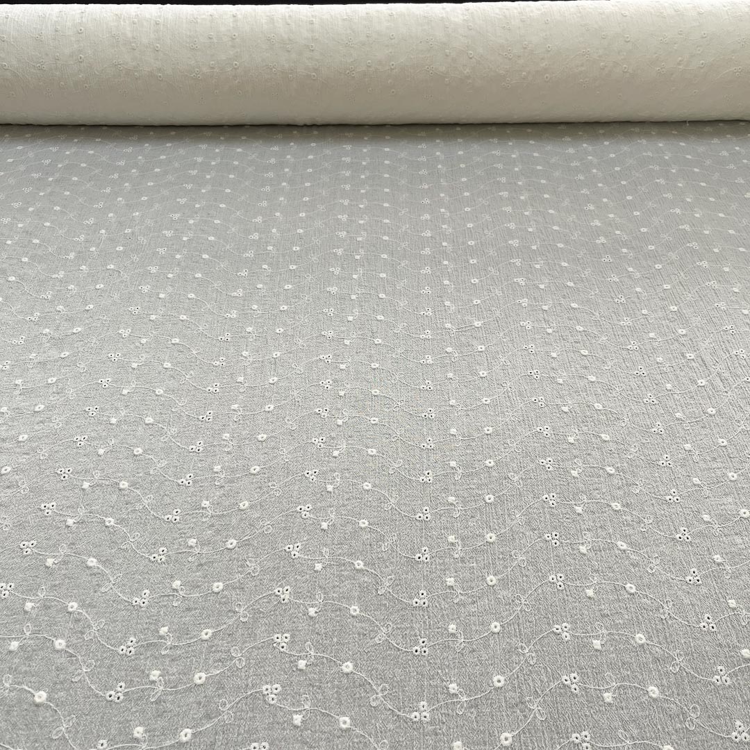 Tessuto da abbigliamento sangallo goffrato bianco naturale 1