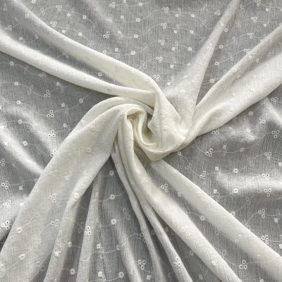 Tessuto da abbigliamento sangallo goffrato bianco naturale 8