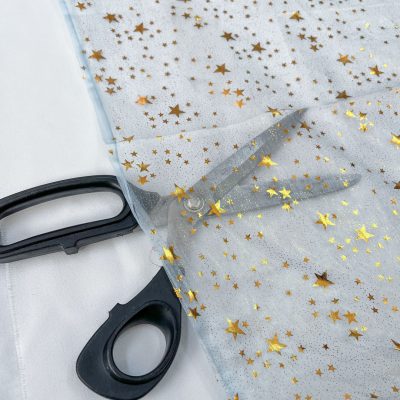 Organza azzurra con stelle metallizzate oro dettaglio forbice 2