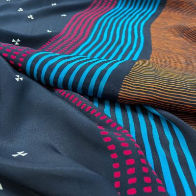 Cr&egrave;pe di seta fantasia astratta multicolor sfondo blu notte 1