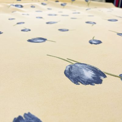 Tessuto giallo delicato con fiori blu 6