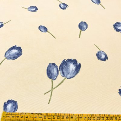 Tessuto giallo delicato con fiori blu 4