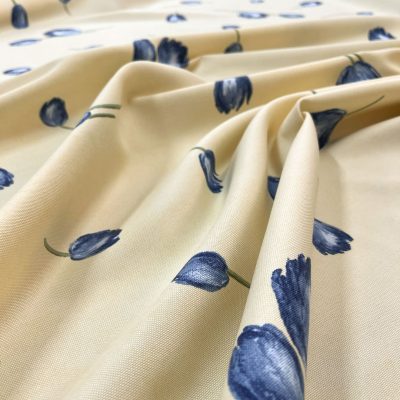 Tessuto giallo delicato con fiori blu 2