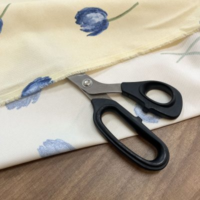 Tessuto giallo delicato con fiori blu 1