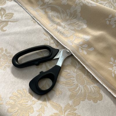 Tessuto da arredamento jacquard in puro cotone con fiori bianchi su base beige perlato 1
