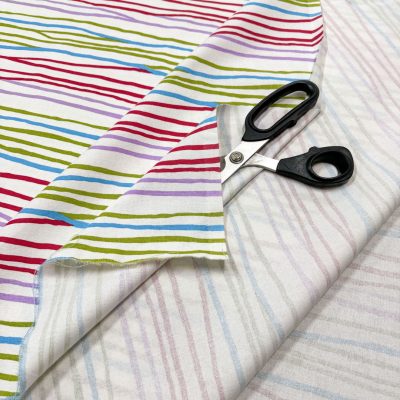 Tessuto arredamento a righe rosso azzurro verde lilla dettaglio forbice 4