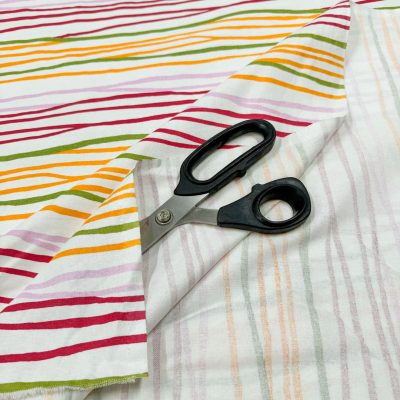 Tessuto da arredamento in cotone a righe rosso verde arancione e lilla dettaglio forbice 2
